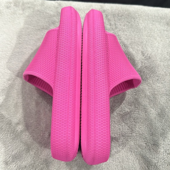 💞⭐️💞PINK RUBBER SLIDES💞⭐️💞 - Picture 2 of 5